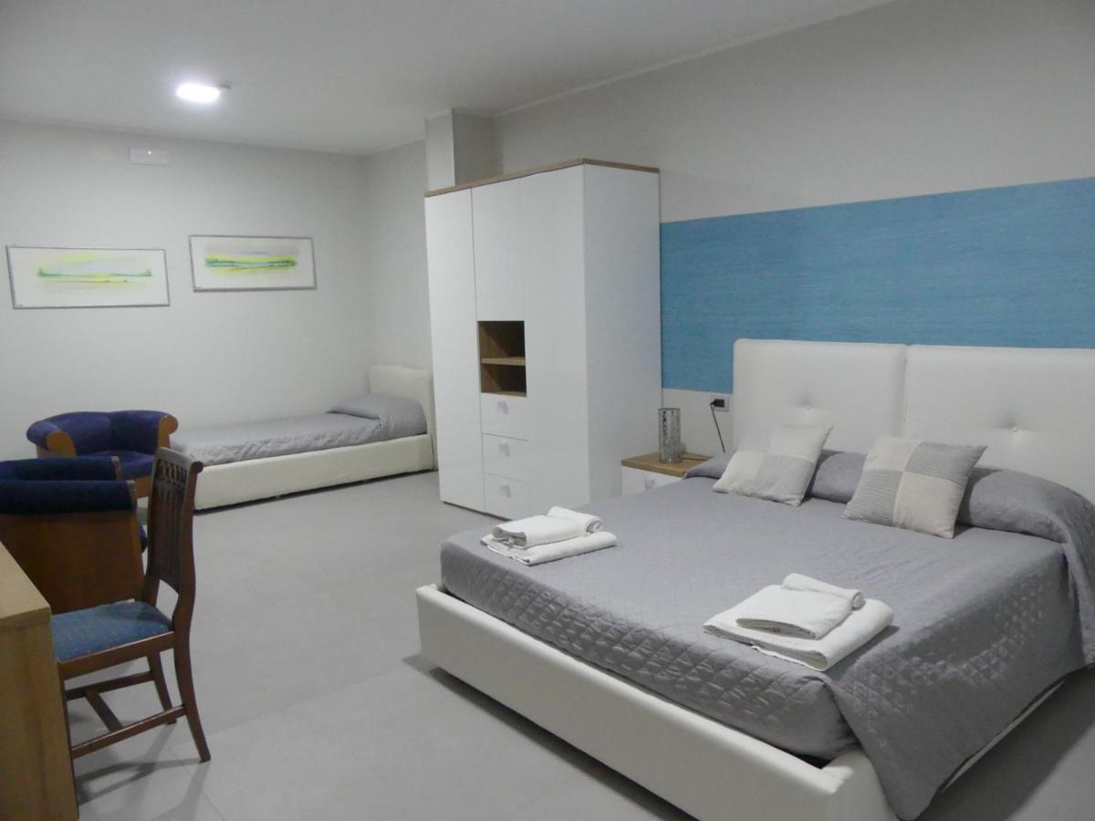 Albergo Piazza Risorgimento Porto Cesareo Buitenkant foto