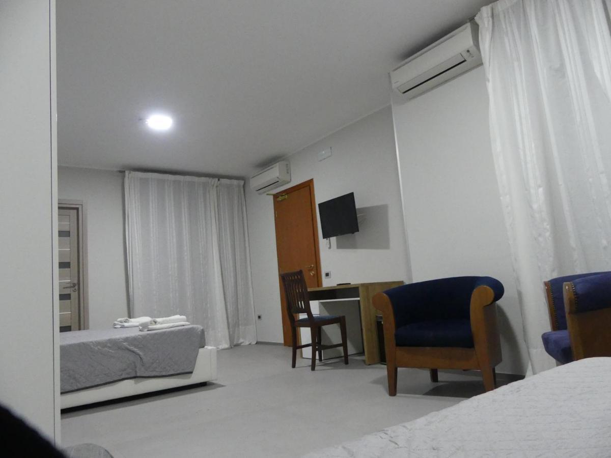 Albergo Piazza Risorgimento Porto Cesareo Buitenkant foto