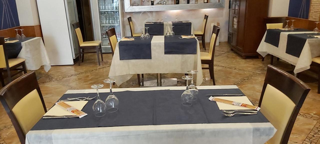 Albergo Piazza Risorgimento Porto Cesareo Buitenkant foto