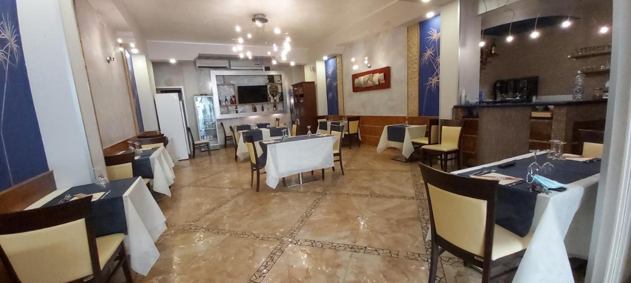 Albergo Piazza Risorgimento Porto Cesareo Buitenkant foto