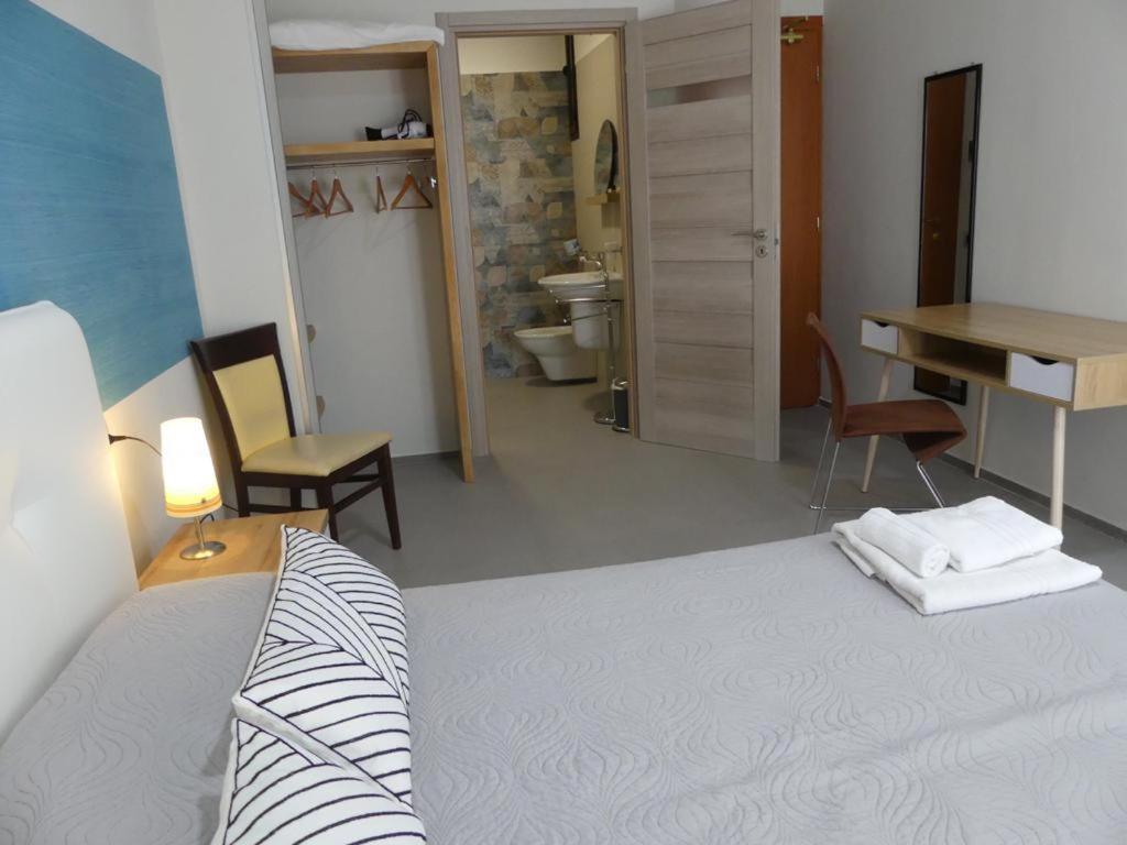 Albergo Piazza Risorgimento Porto Cesareo Buitenkant foto